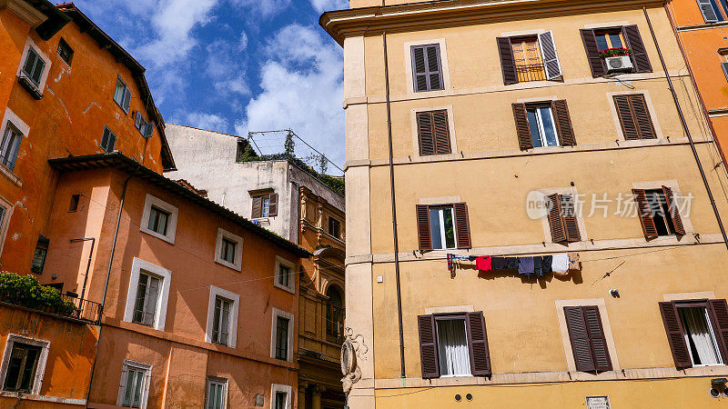 罗马鲜花广场(Campo de Fiori)附近的一些古老住宅建筑的美丽立面